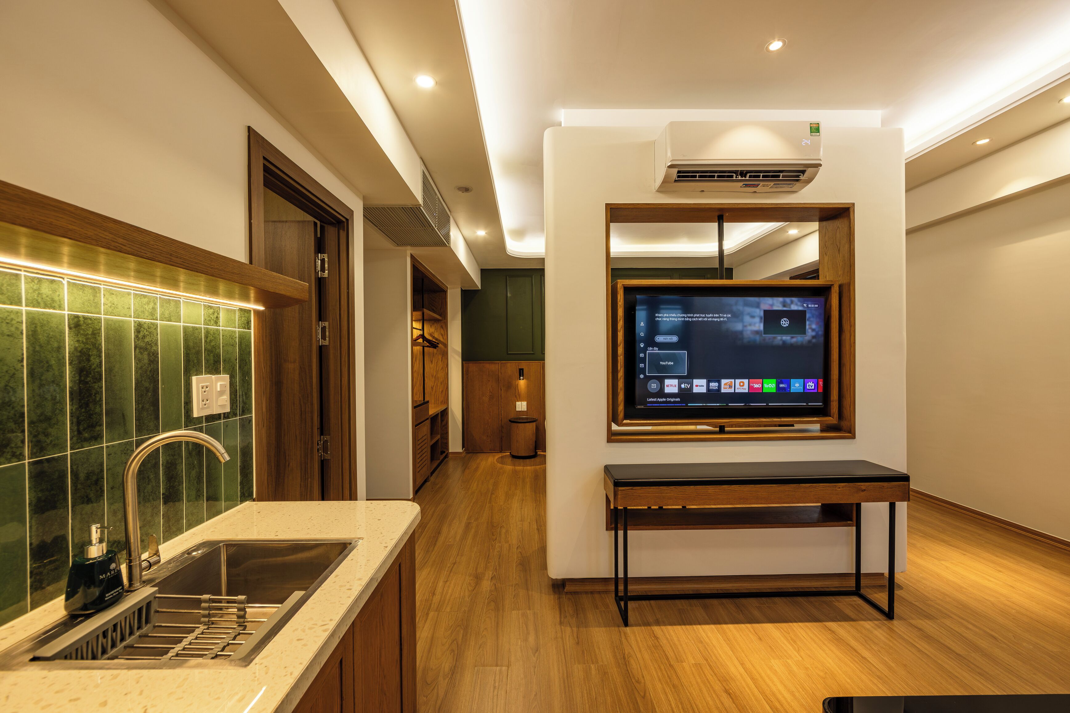 Suite de lujo, vistas a la ciudad | Escritorio, tabla de planchar con plancha, wifi gratis y ropa de cama