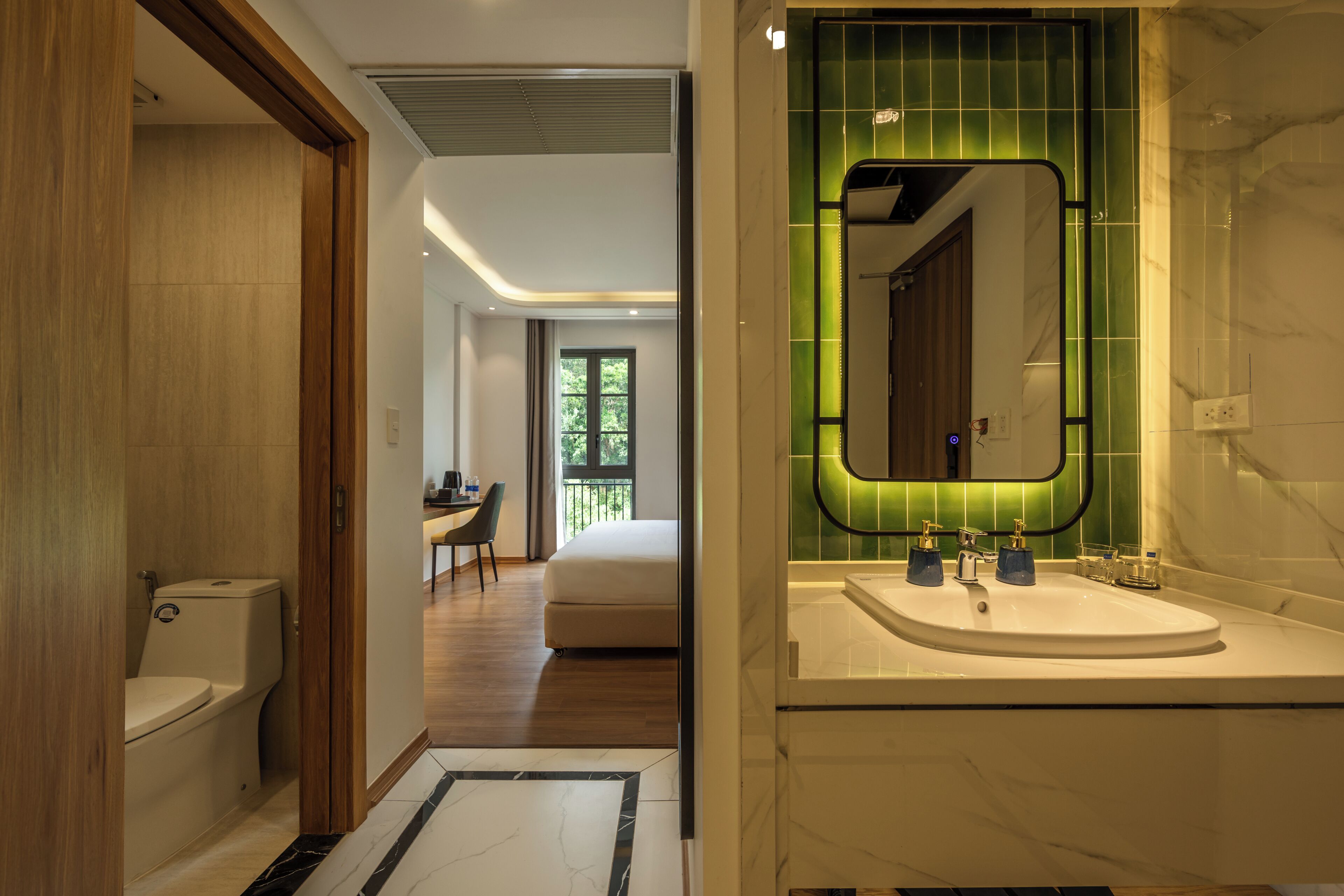 Habitación Deluxe doble, vistas a la ciudad | Baño | Ducha, secador de pelo, toallas y papel higiénico