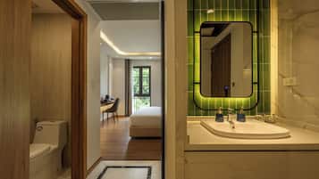Habitación Deluxe doble, vistas a la ciudad | Baño | Ducha, secador de pelo, toallas y papel higiénico