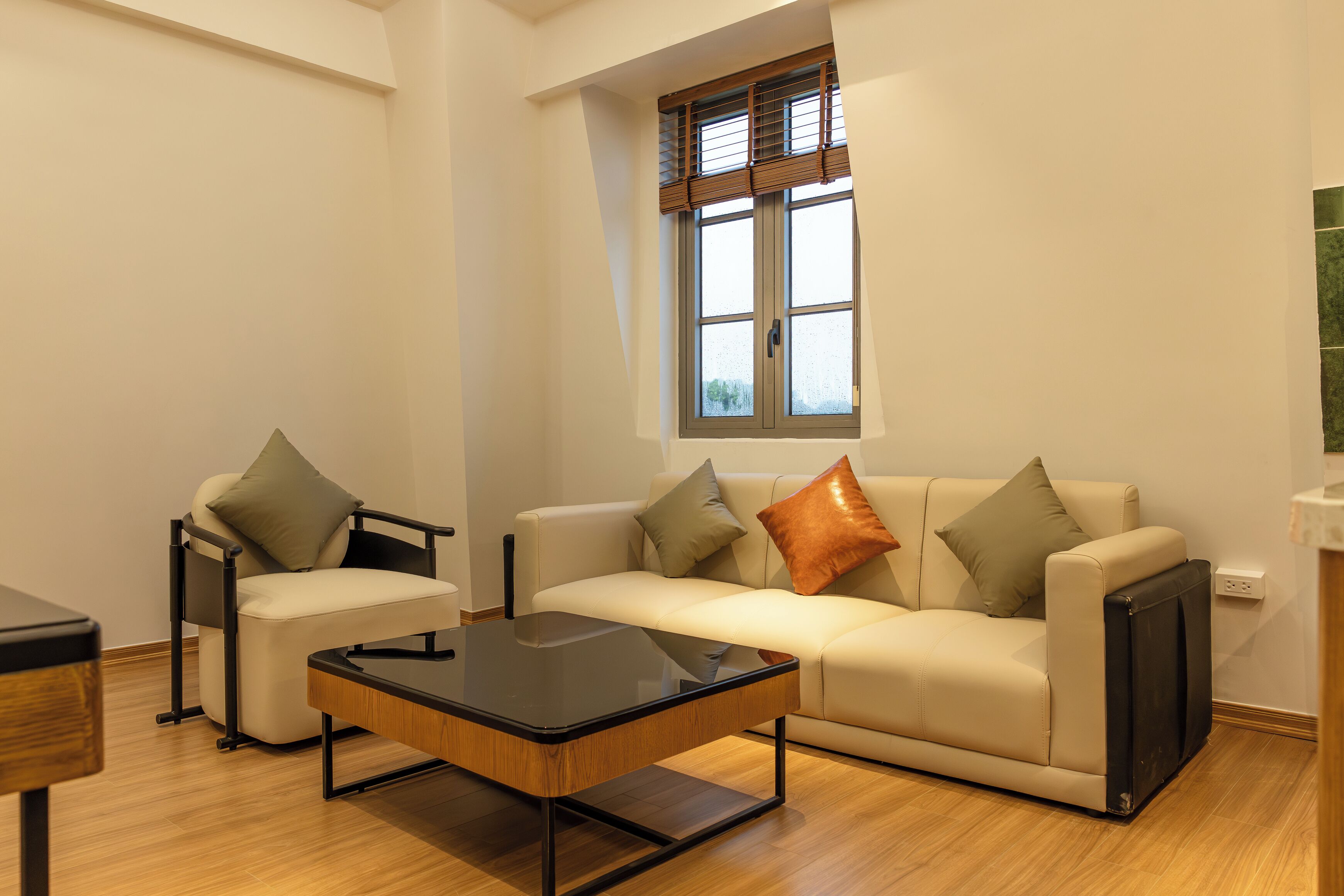 Suite de lujo, vistas a la ciudad | Escritorio, tabla de planchar con plancha, wifi gratis y ropa de cama