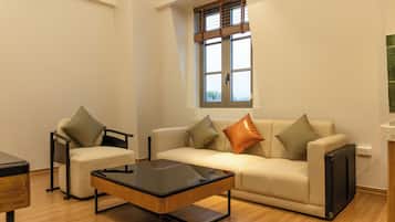 Luxury Suite, City View | Meja, seterika/papan seterika, Wi-fi percuma, cadar katil