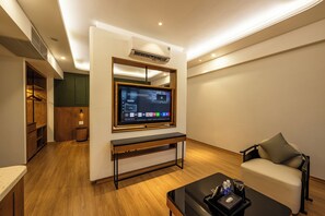 Luxury-Suite, Stadtblick | Schreibtisch, Bügeleisen/Bügelbrett, kostenloses WLAN, Bettwäsche