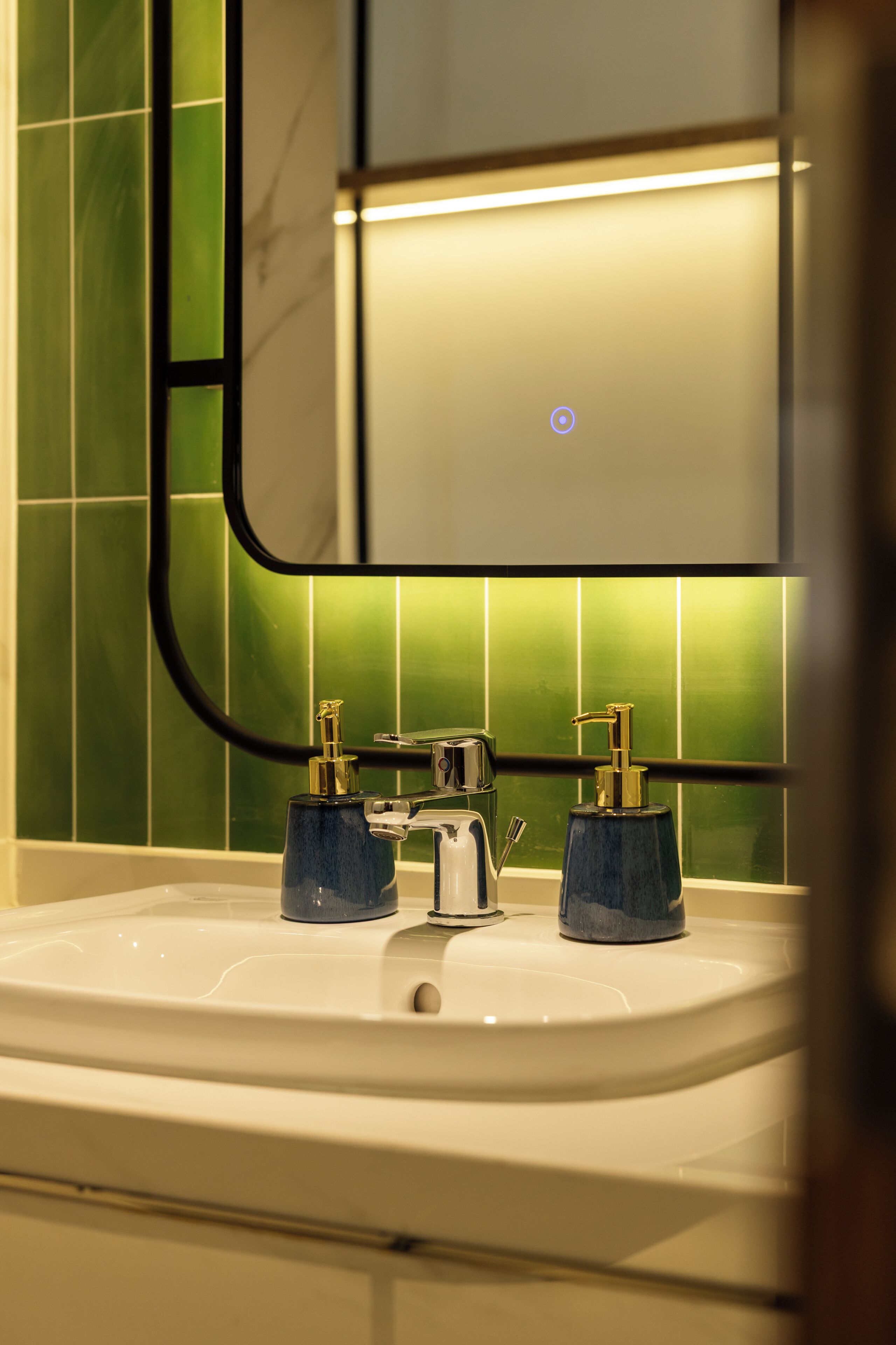 Habitación Deluxe doble, vistas a la ciudad | Baño | Ducha, secador de pelo, toallas y papel higiénico