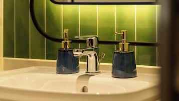 Habitación Deluxe doble, vistas a la ciudad | Baño | Ducha, secador de pelo, toallas y papel higiénico