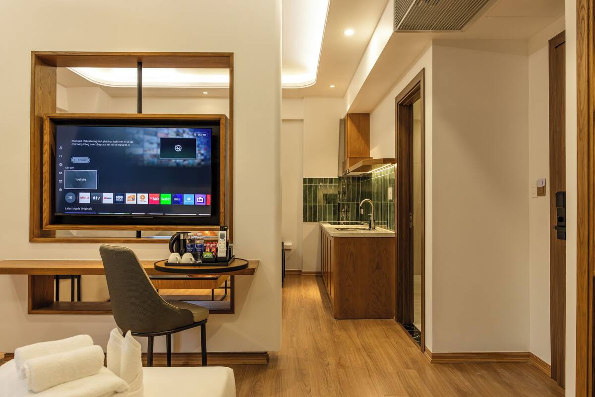 Suite de lujo, vista a la ciudad | Escritorio, tabla de planchar con plancha, wifi gratis y ropa de cama 