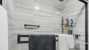 Dutxa, assecador de cabells, bidet i sabó