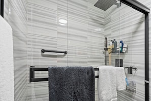 Shower, hair dryer, bidet, soap - Kansas City Apartment w/ King Bed, Patio & Parking (Kansas City)