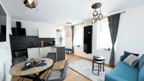 Eine moderne Wohnung mit Essbereich, Küche und Wohnzimmer.