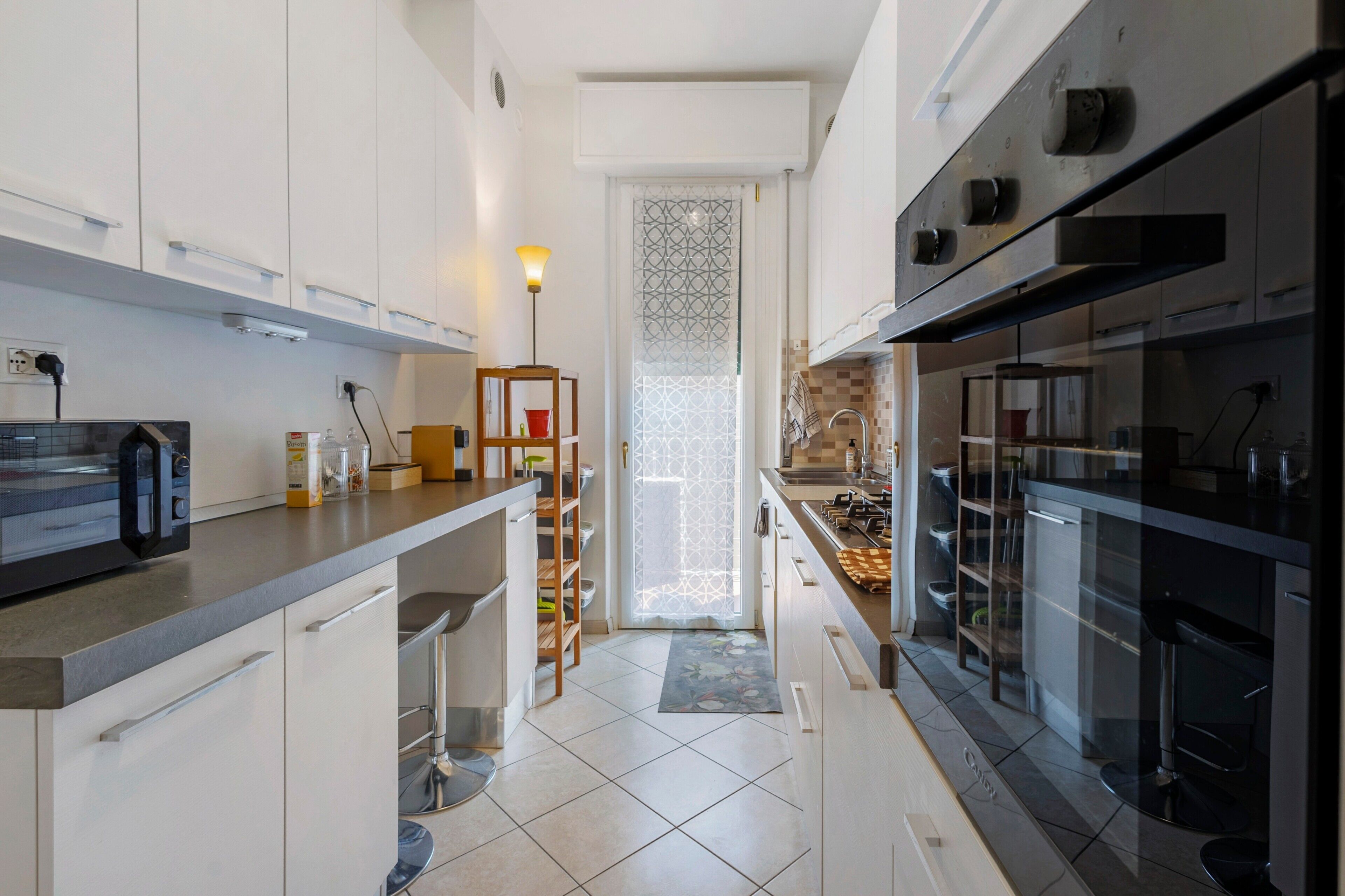 Wasserkocher mit Kaffee-/Teezubehör, Kühlschrank, Mikrowelle, Ofen