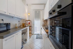 Wasserkocher mit Kaffee-/Teezubehör, Kühlschrank, Mikrowelle, Ofen