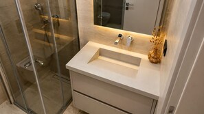 Sèche-cheveux, bidet, serviettes fournies, savon