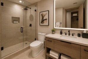 Superior Room | Bathroom - Bellstone Suites (Toronto)