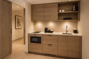 Superior Room | Private kitchen - Bellstone Suites (Toronto)