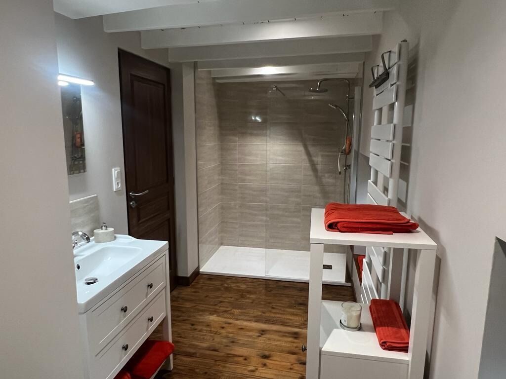 Een douche, een haardroger, handdoeken, zeep