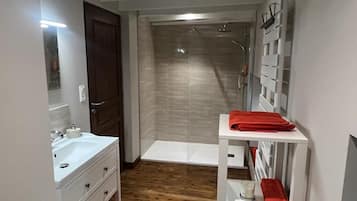 Een douche, een haardroger, handdoeken, zeep