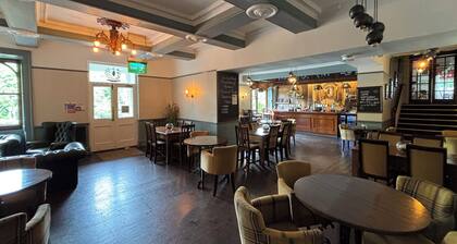 Wonderful 1 bedroom The Hand hotel in Llangollen perfect for your stay