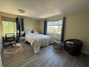 Room - Cozy 1-bedroom with private bathroom and shared kitchen in Seattle with AC (Seattle)