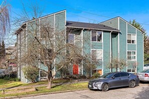 Exterior - Cozy 1-bedroom with private bathroom and shared kitchen in Seattle with AC (Seattle)