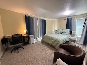 Room - Cozy 1-bedroom with private bathroom and shared kitchen in Seattle with AC (Seattle)