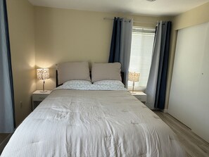 Room - Cozy 1-bedroom with private bathroom and shared kitchen in Seattle with AC (Seattle)