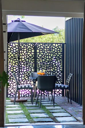 Outdoor dining - Scandi Garden Apartment (Stellenbosch)
