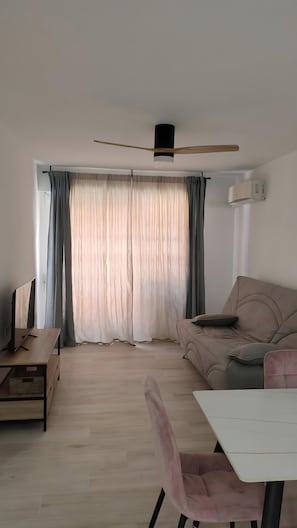 Living area - Apartment 'Las Flores 1' with Wi-Fi and Air Conditioning (Murcia)