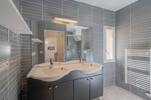 A bathroom with two sinks, a large mirror, and a towel rack. - Charming apartment - 1BR - 2P - Saint-Tropez (Saint-Tropez)