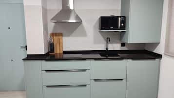 Kühlschrank, Mikrowelle, Herdplatte, Wasserkocher mit Kaffee-/Teezubehör