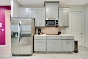 Coffee/tea maker, fridge, microwave, oven - 11B Near Disney | Arcade, Private Pool & Theater! (Kissimmee)