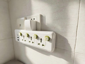 Una regleta de pared con múltiples enchufes e interruptores.