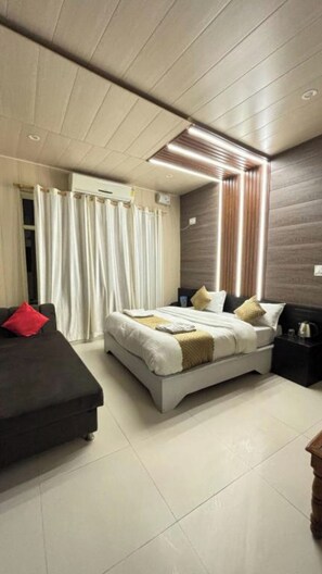 Kamar Deluks | Meja kerja