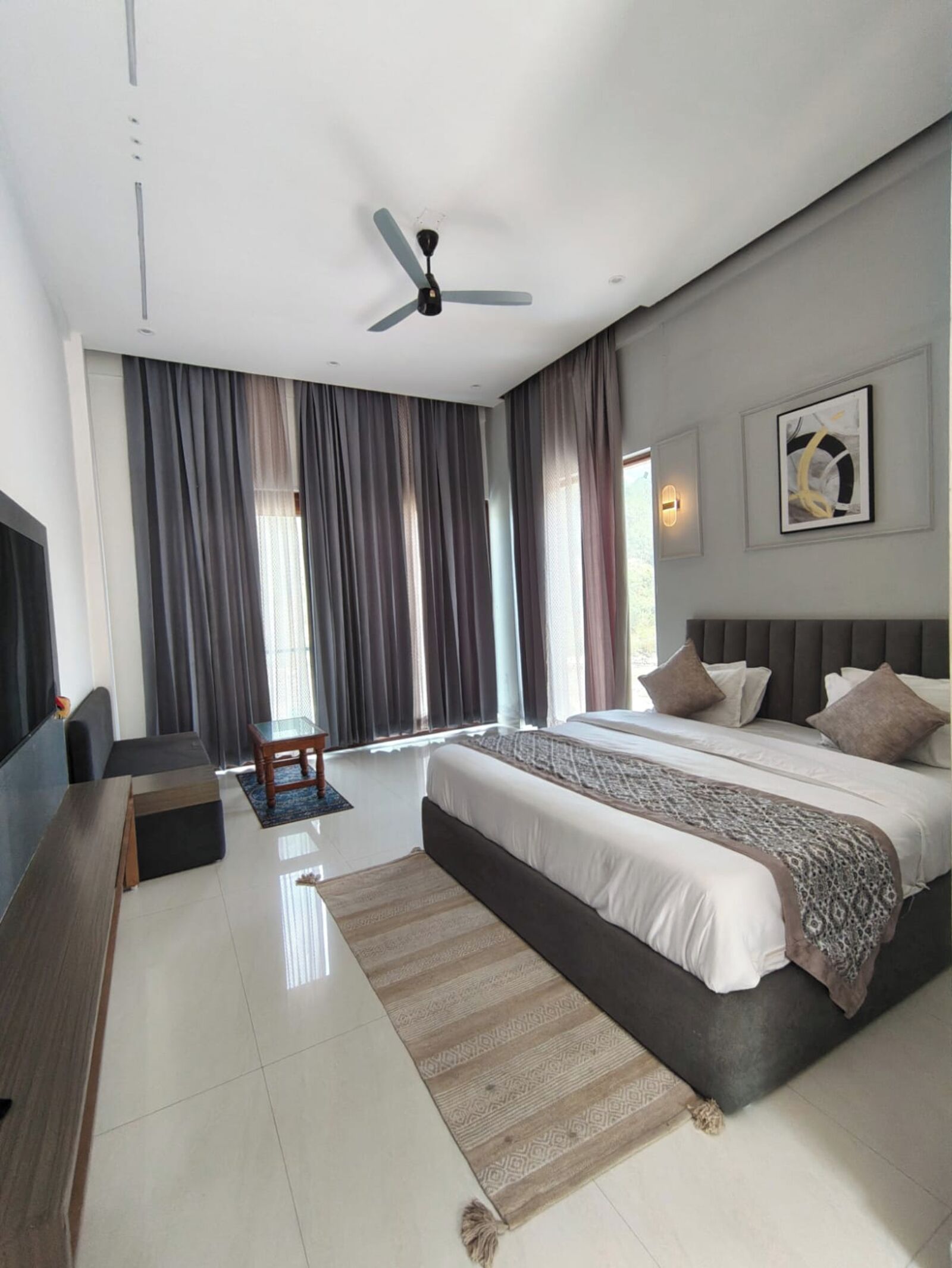 Kamar Deluks | Meja kerja