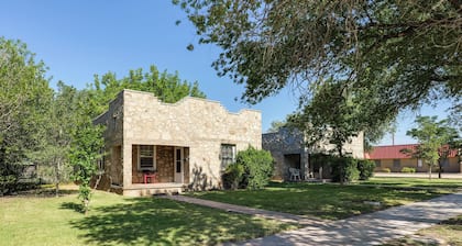 Walk to New Mexico Military Institute! Cozy Escape