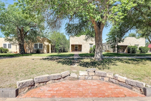 Walk to New Mexico Military Institute! Cozy Escape