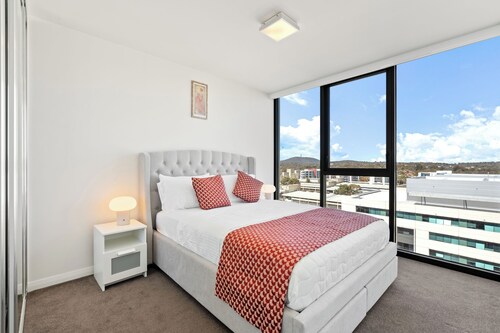 Luxury 3BR 3BA Apartment Near Mall, Lake Views, Pool, Gym & BBQ Area
