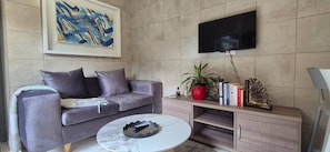 TV - Cozy 2 Bedroom Cottage (Johannesburg)