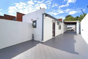 Exterior - Modern Studio Apartment in Sandton (Sandton)