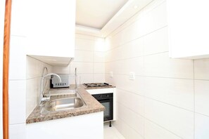 Private kitchen - Modern Studio Apartment in Sandton (Sandton)