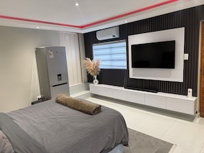 Room - Modern Studio Apartment in Sandton (Sandton)