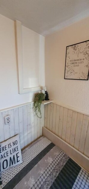 A hallway with a sign that says 'There is no place like HOME,' a framed quote on the wall, and a patterned rug on the floor. - Holiday house Malia Spa Hot Tub Jacuzzijem Free entry to all City attractions (Čepelovac)