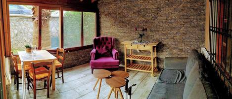TV, fireplace, books, stereo