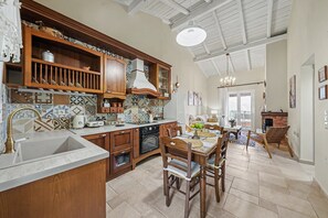 Fridge, oven, stovetop, electric kettle