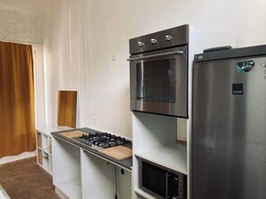 Coffee/tea maker, fridge, microwave, oven - Townhouse in smiley-neighbourhood 2060 (Antwerpen)