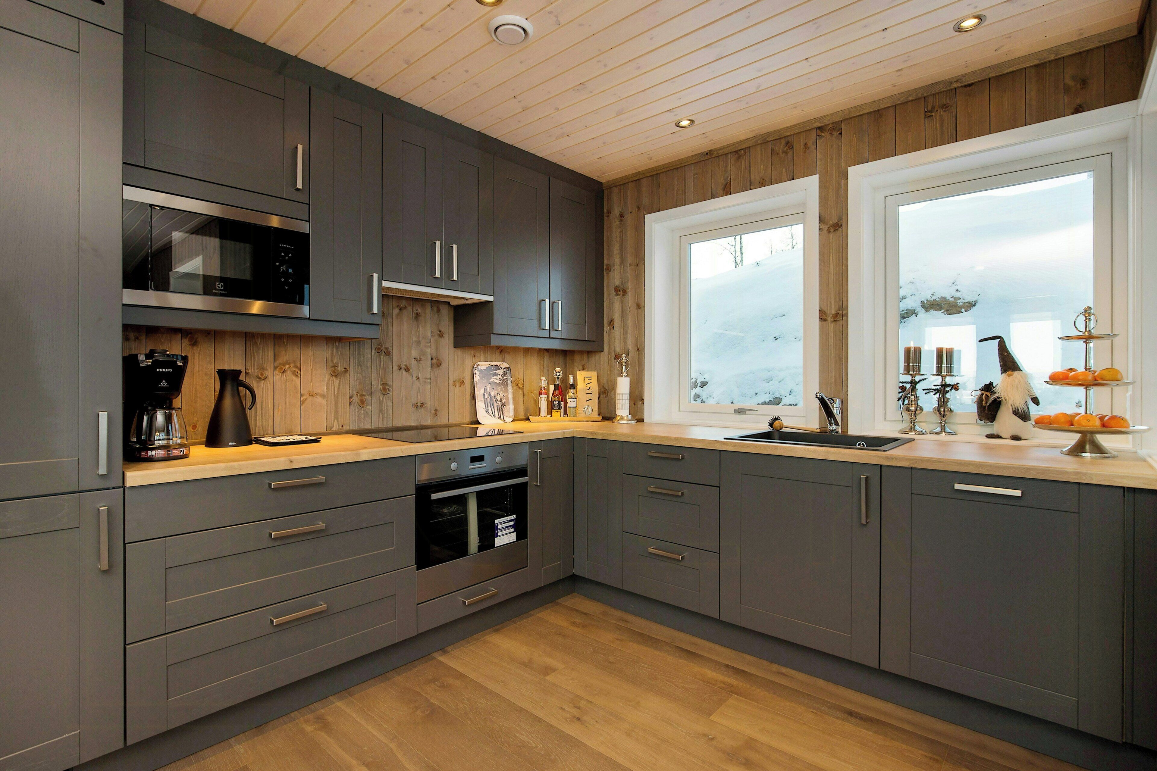 Microwave, oven, dishwasher, coffee/tea maker