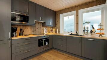 Microwave, oven, dishwasher, coffee/tea maker