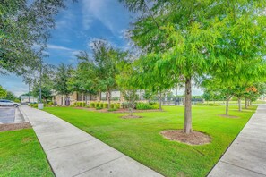 A well-maintained grassy area with trees and a sidewalk. - South Austin Hub Near Airport & McKinney Falls! (Austin)