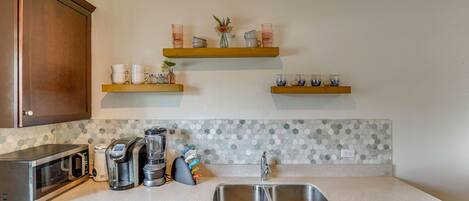 Cafetera y tetera, refrigerador, microondas y parrilla de estufa