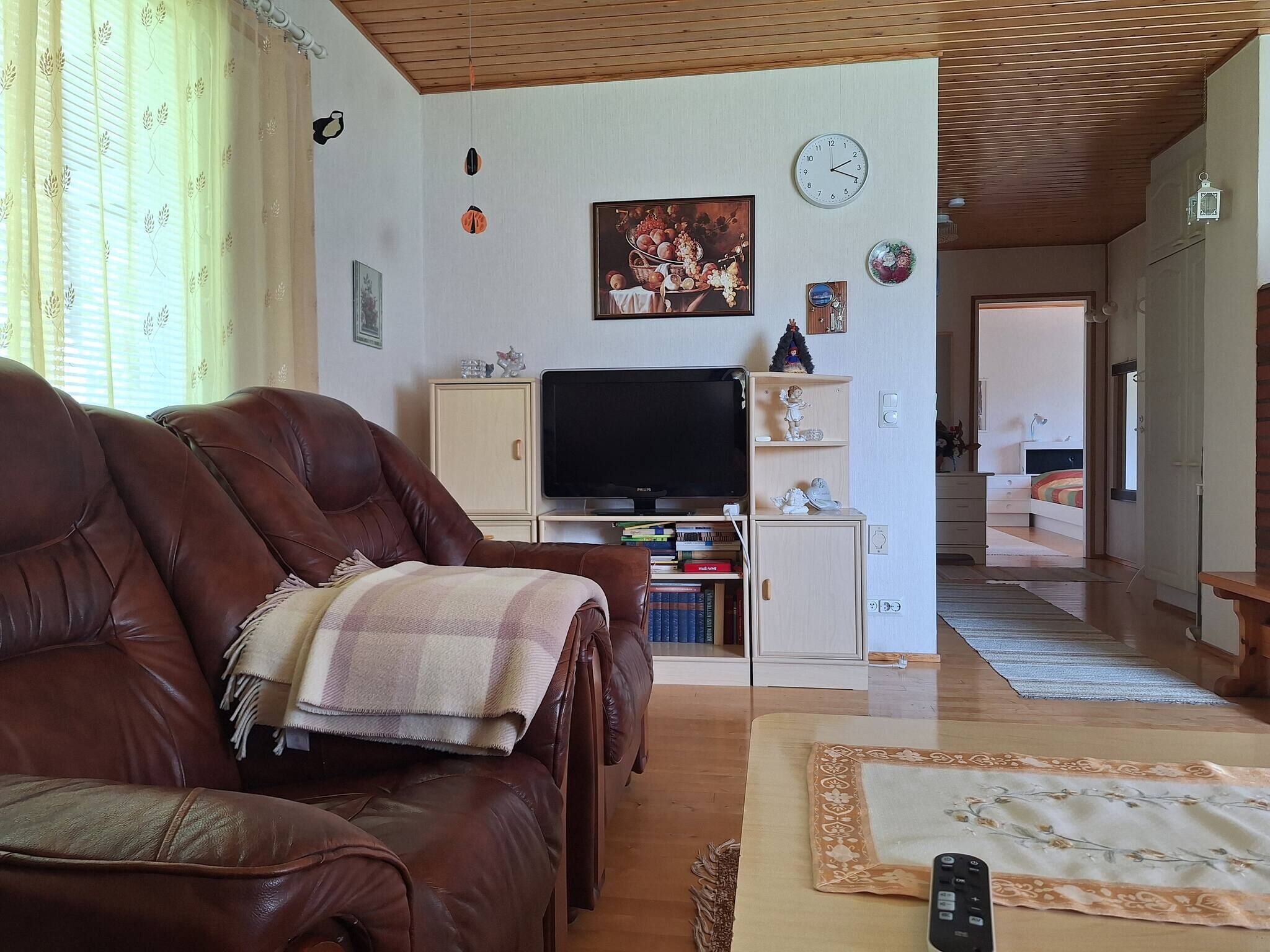 Fernseher, Kamin, Bücher, Stereoanlage
