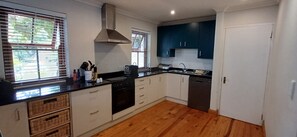 Full-size fridge, microwave, oven, stovetop - D'Vine Maison (Franschhoek)