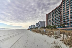 På stranden